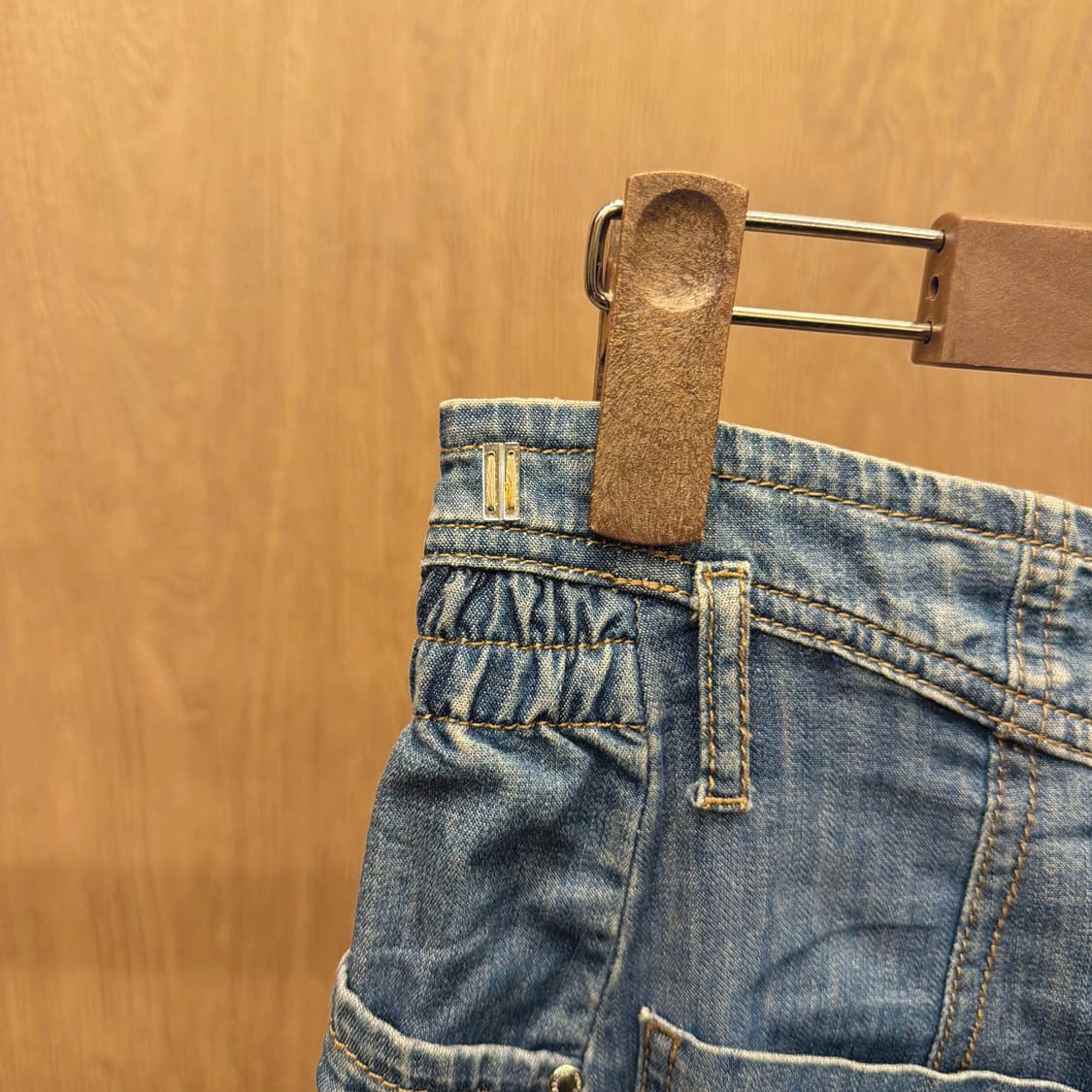 스포트막스 데님 미디 스커트 스티치 사이드 밴딩 디테일 A라인 중청 상품이미지6