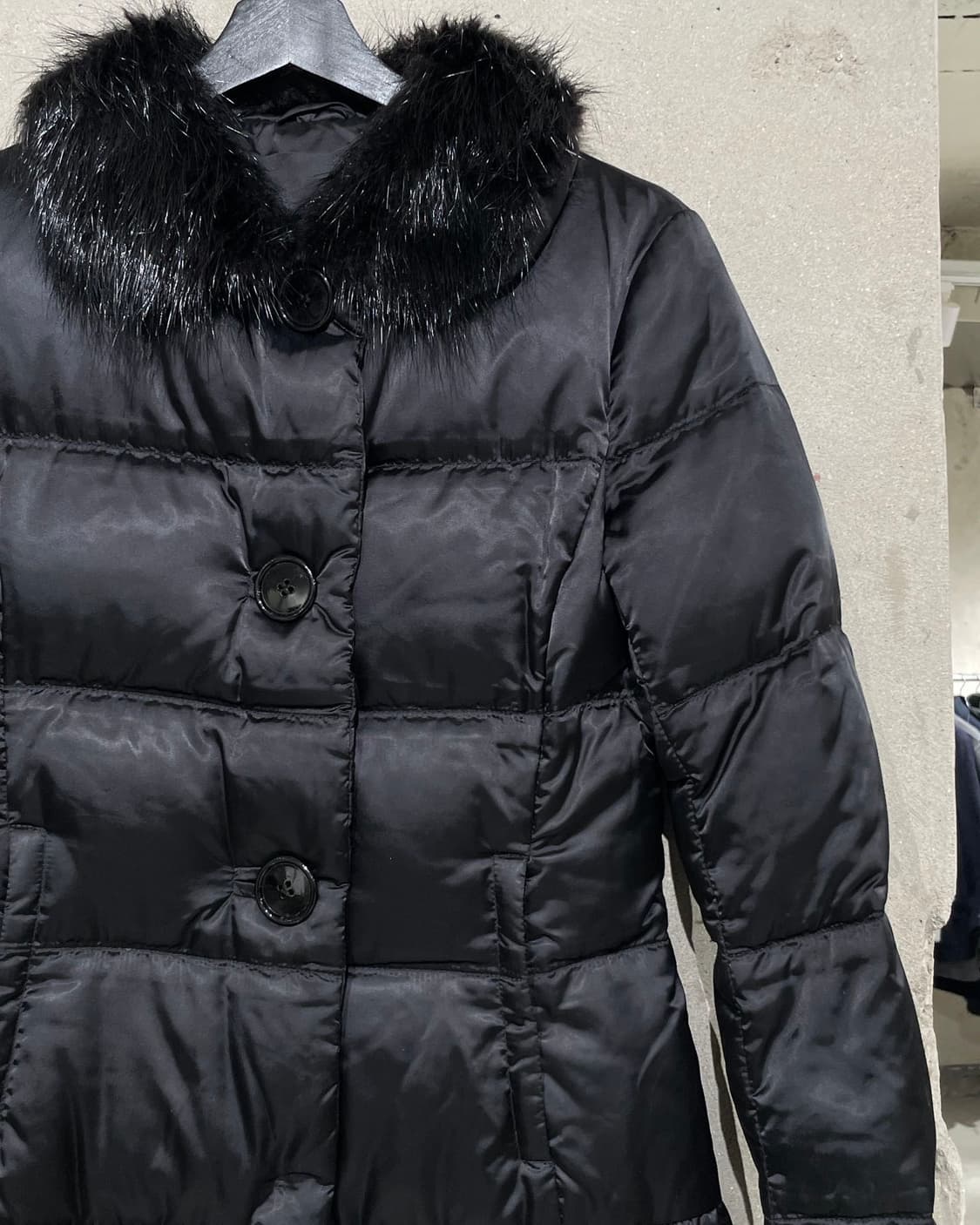 프라다 블랙 퍼 카라 덕 다운 점퍼 상품이미지3