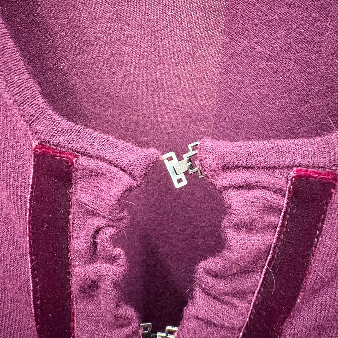 휴고 보스 니트 가디건 러플 벨벳 트리밍 클래식 훅 버클 디테일 버건디 상품이미지9