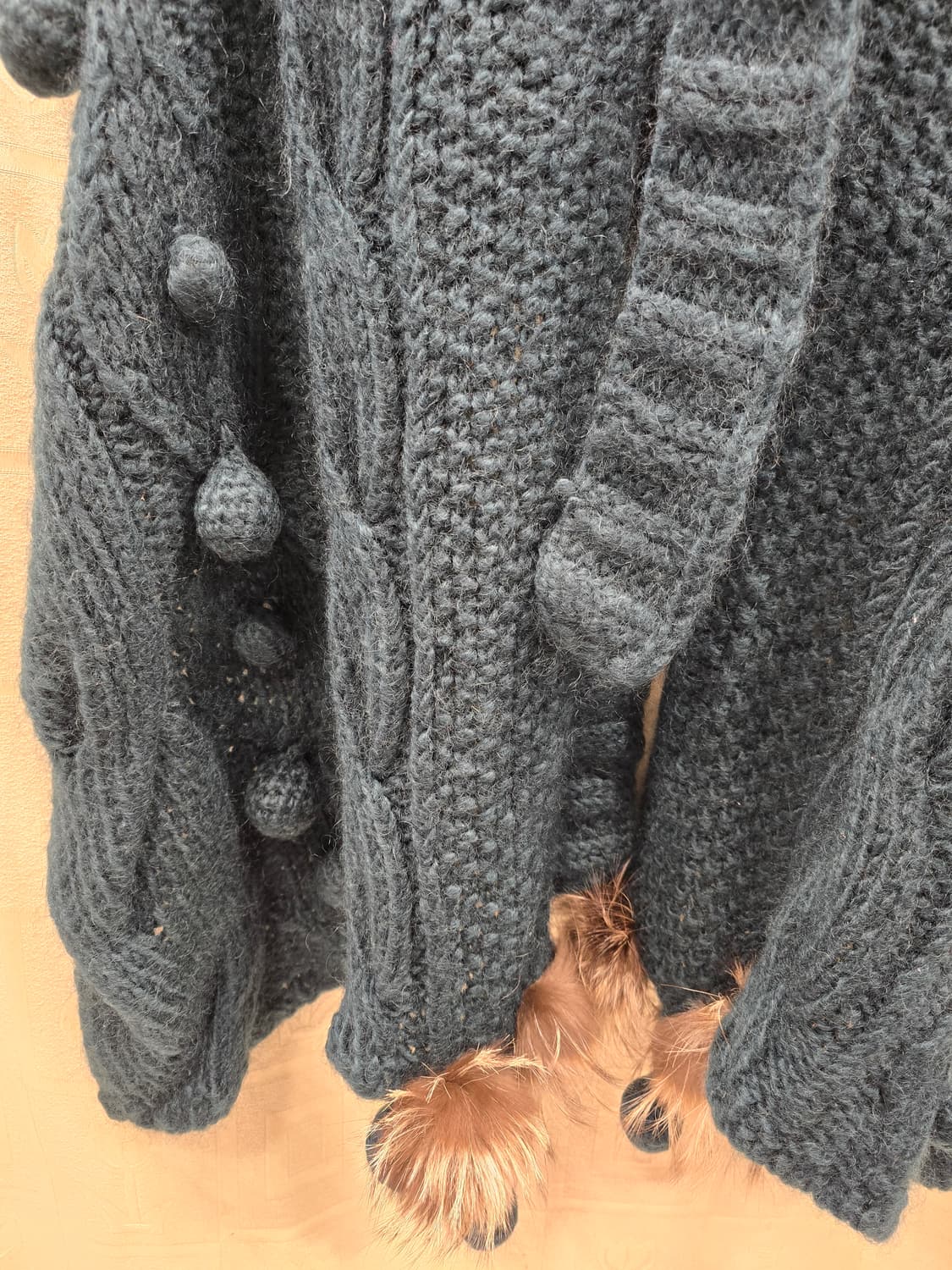 한섬 마인 MINE 폼폼 니트 후드 숄  프리사이즈 상품이미지4