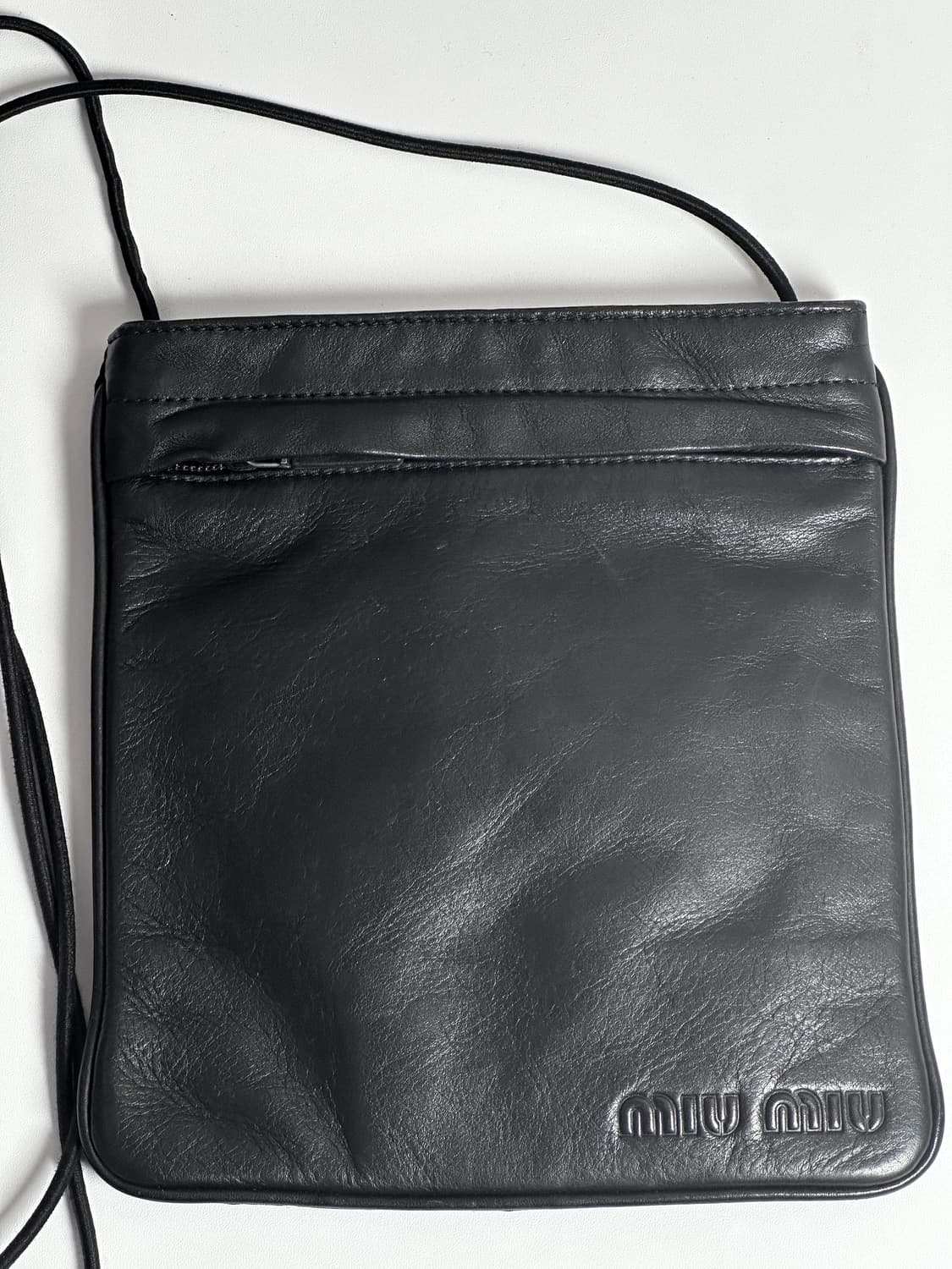 미우미우 레더 크로스백 – 미니멀 컨템포러리 에센셜 상품이미지4
