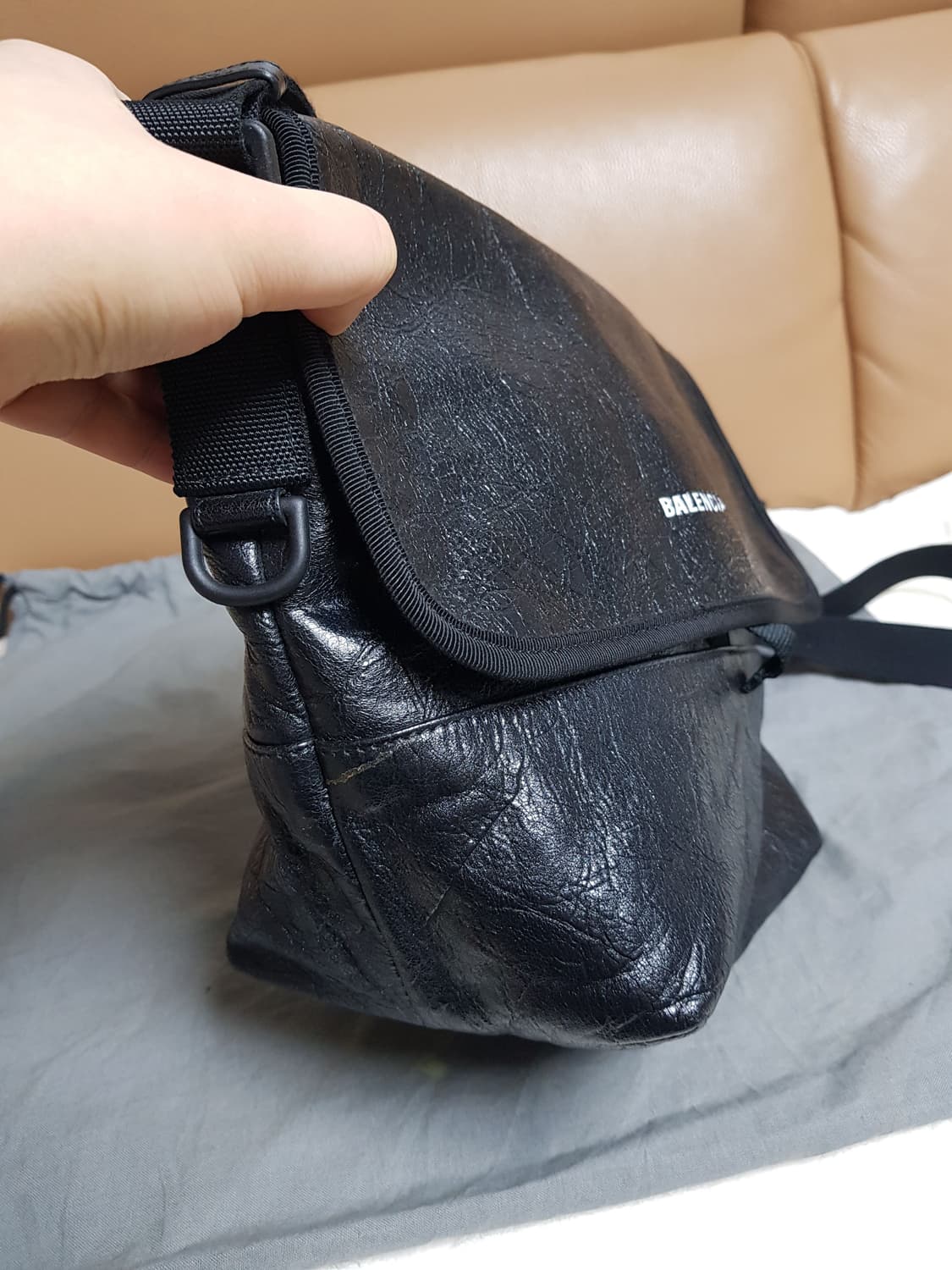 발렌시아가 익스플로러 스몰 메신저백 크로스백 블랙 상품이미지5