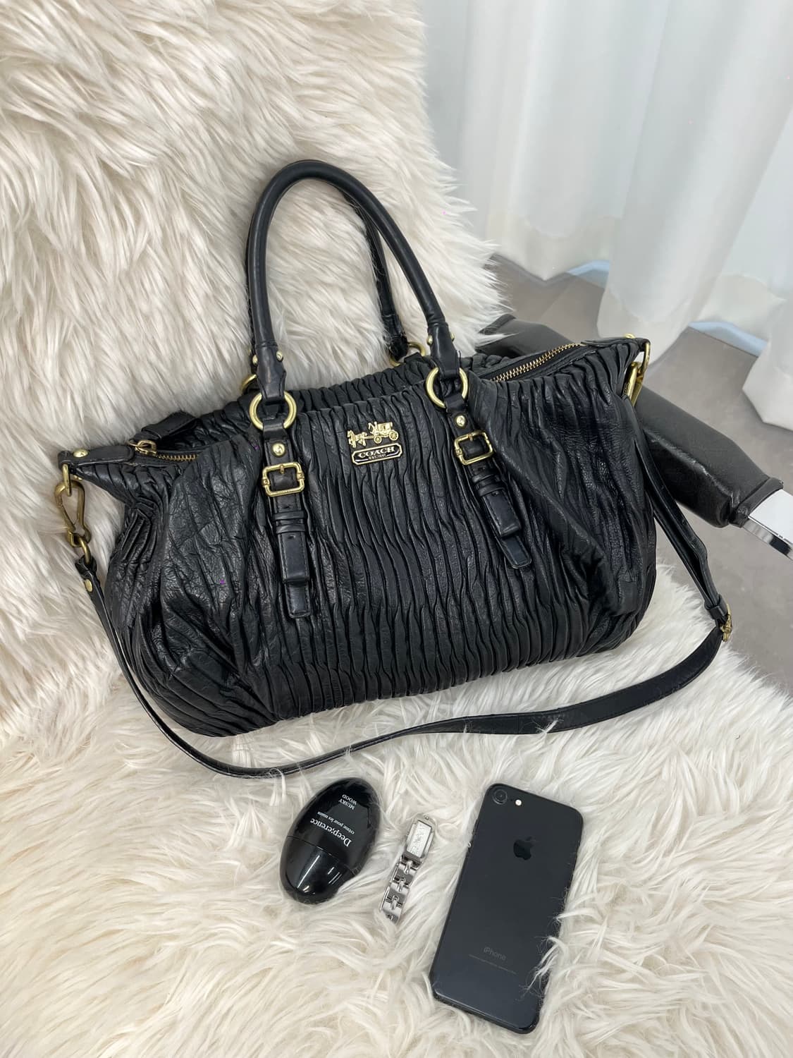Coach crumpled leather shoulder bag 상품이미지1
