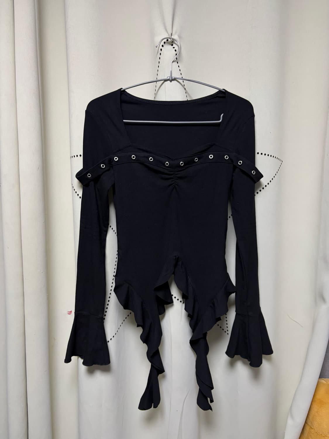 스터드 프릴 크롭 티셔츠 상품이미지1