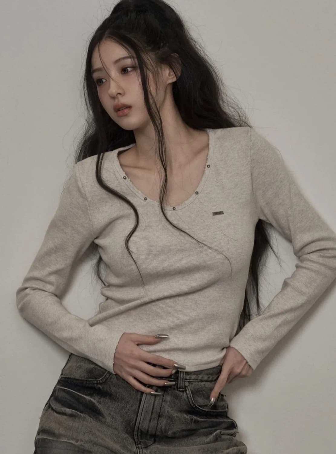 카키포인트 데미지 스터드 티셔츠 상품이미지1