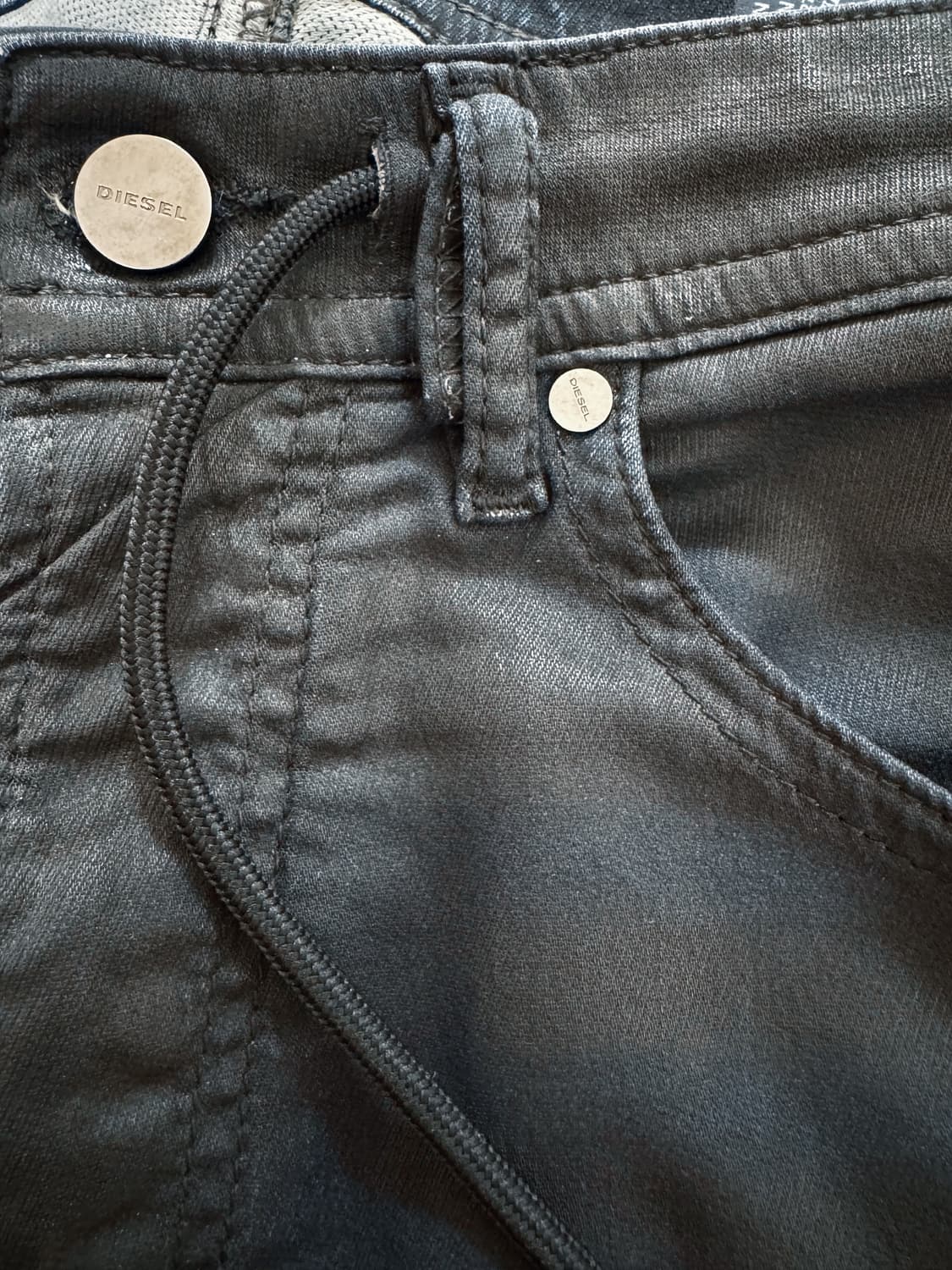 디젤 Thommer CB-NE 풀코팅 조그진 - 블랙과 청의 오묘한 공존 상품이미지4