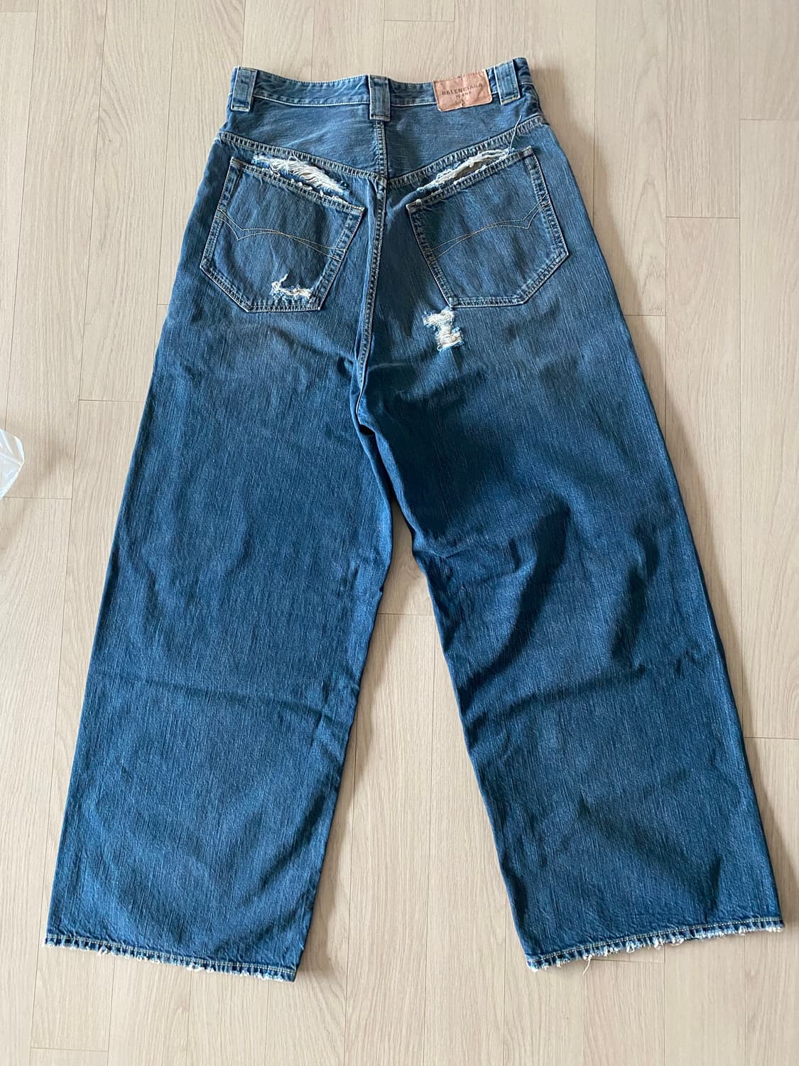 발렌시아가 배기 디스트로이드 팬츠 블루 상품이미지3