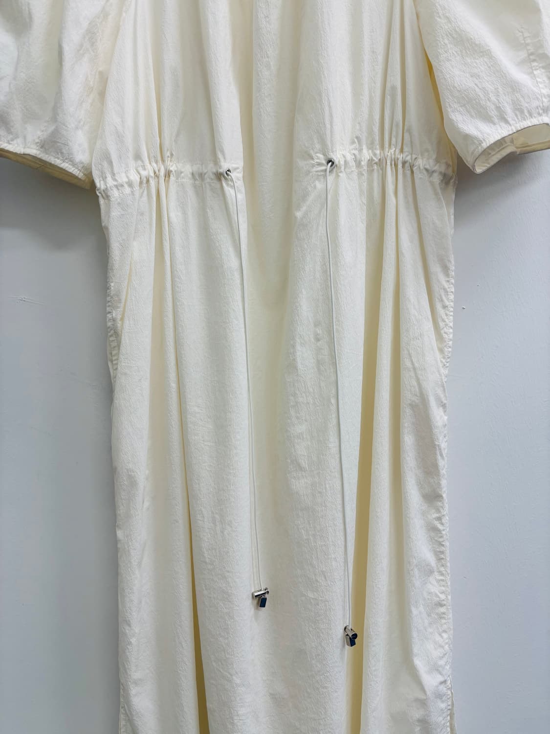 레이브(RAIVE) 셔링 볼륨 스트링 원피스 상품이미지3