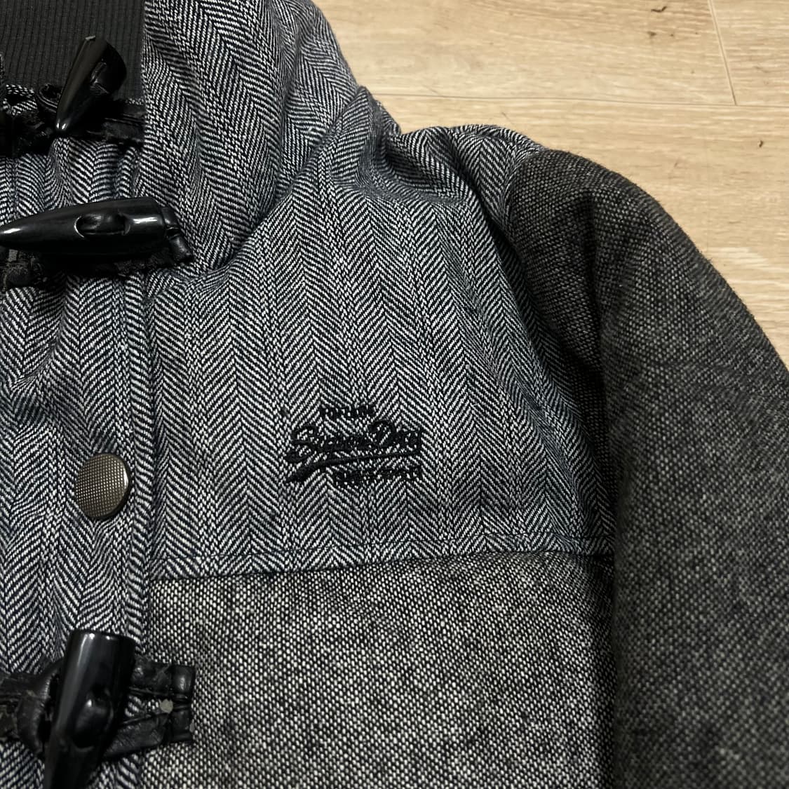 슈퍼드라이 빈티지 프리미엄 블랙라벨 헤링본 롱패딩 [그레이] M/95 상품이미지4