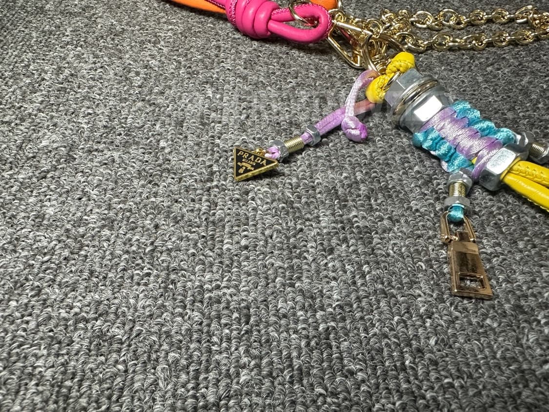 프라다 로봇 백참 핑크 상품이미지8