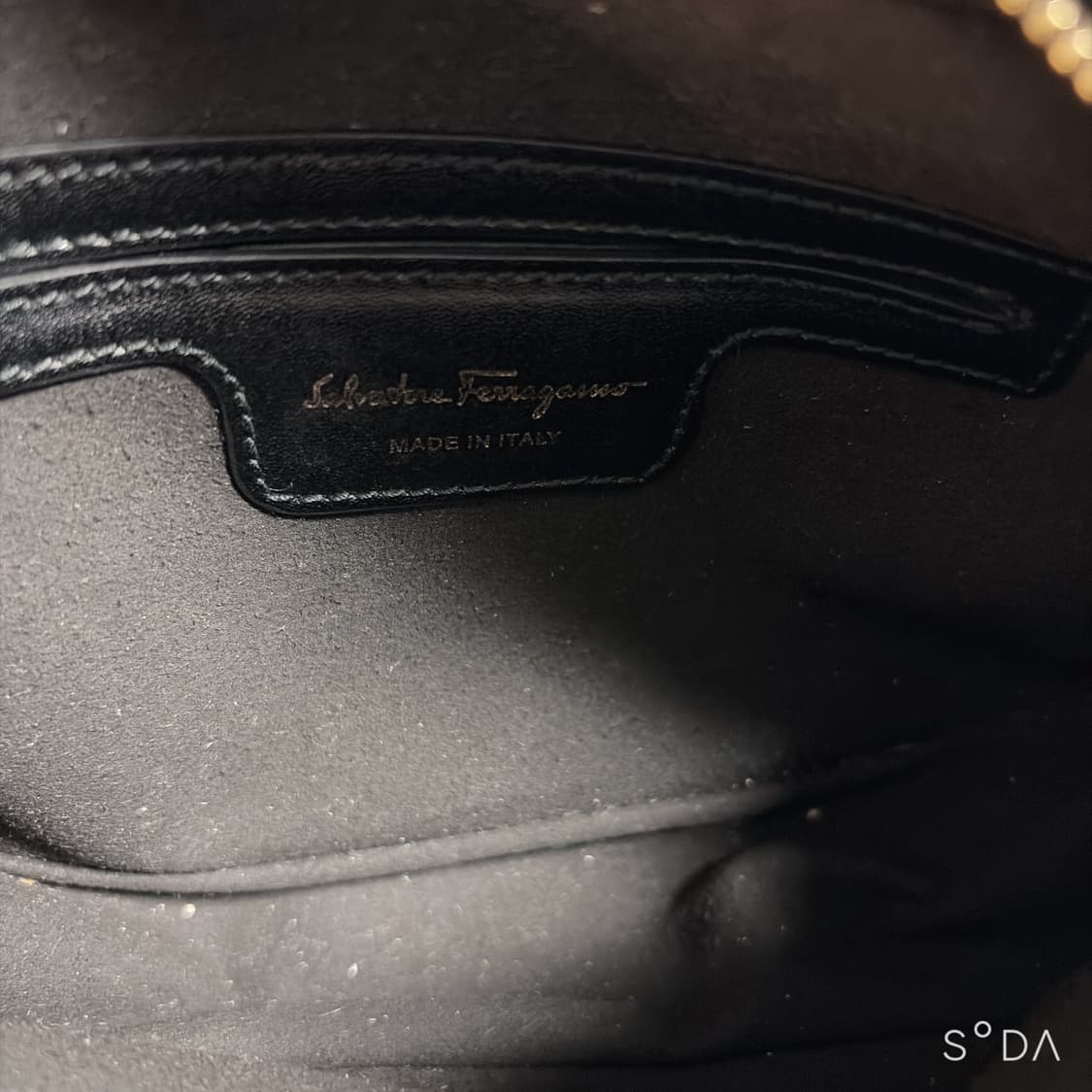 페라가모 블랙 미니 크로스백 상품이미지7