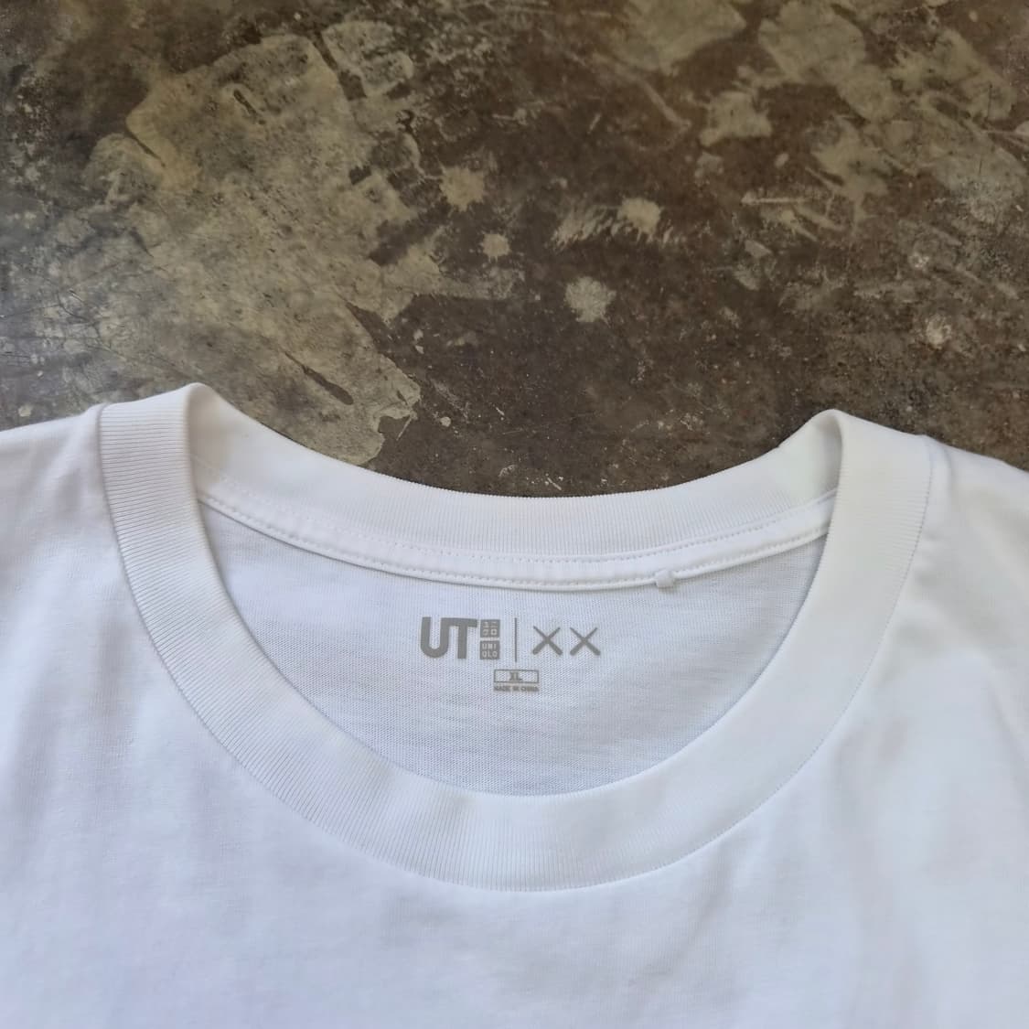 XL) 유니클로 X 카우스 콜라보 반팔티 반팔 티셔츠 상품이미지4