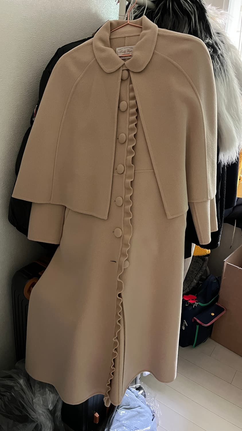 유앤진 케이프 코트 베이지색 상품이미지1