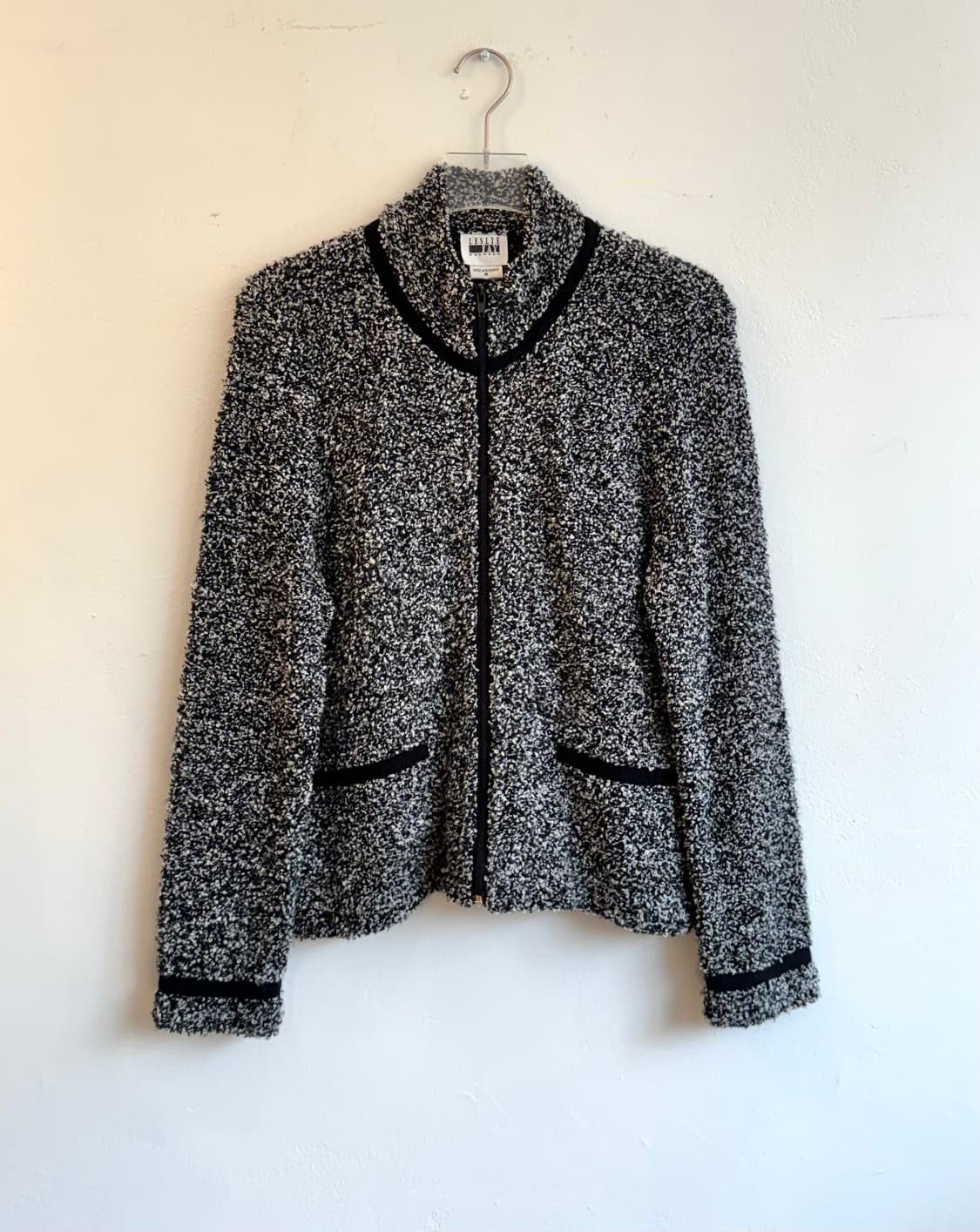 블랙&화이트 부클 집업 니트 상품이미지1