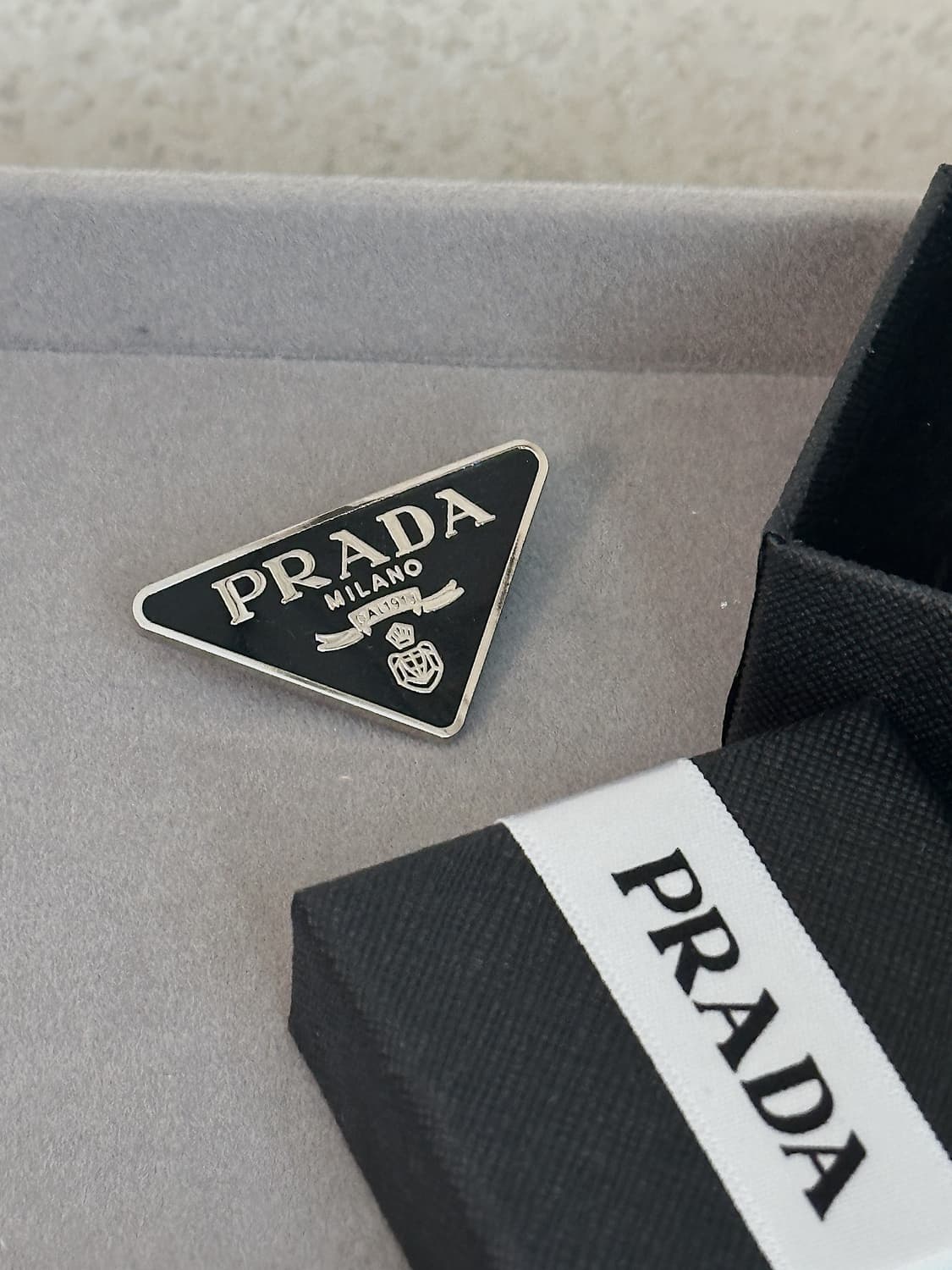 프라다 빈티지 메탈 브로치 상품이미지2