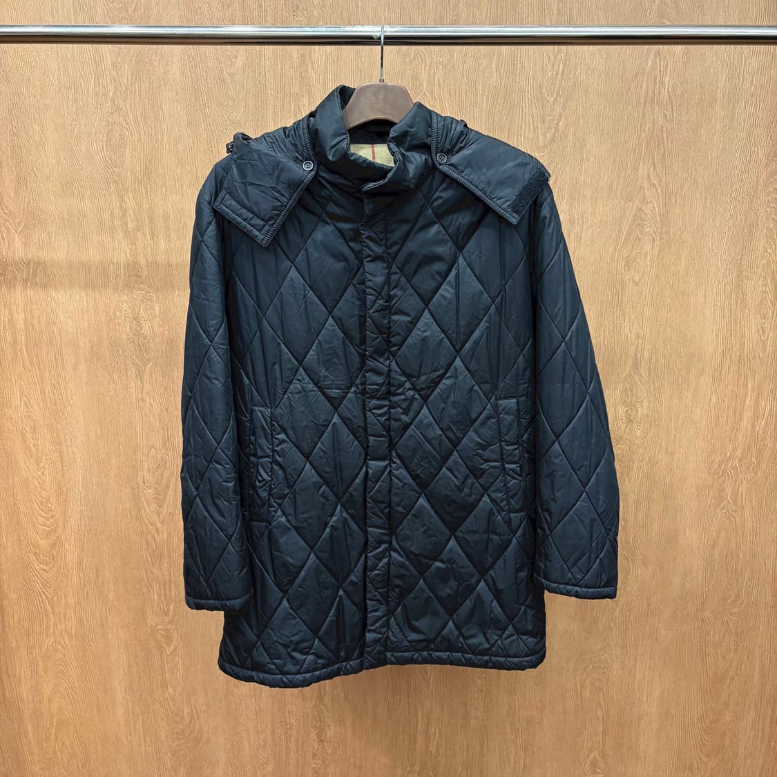 버버리 런던 퀄팅 후드 자켓 클래식 체크 안감 레터링 자수 디테일 블랙 상품이미지2