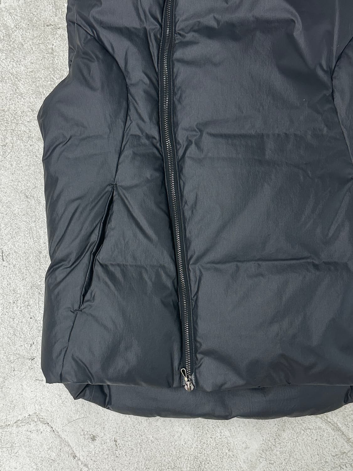 어태치먼트 비대칭 패딩 베스트 상품이미지7