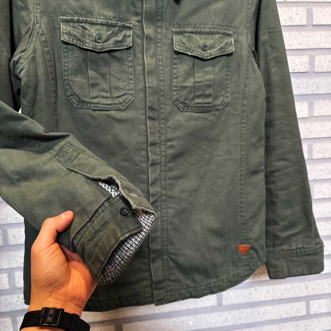 게스 패디드 워크셔츠 집업자켓 투포켓 퀼팅안감 디테일 올리브 상품이미지5