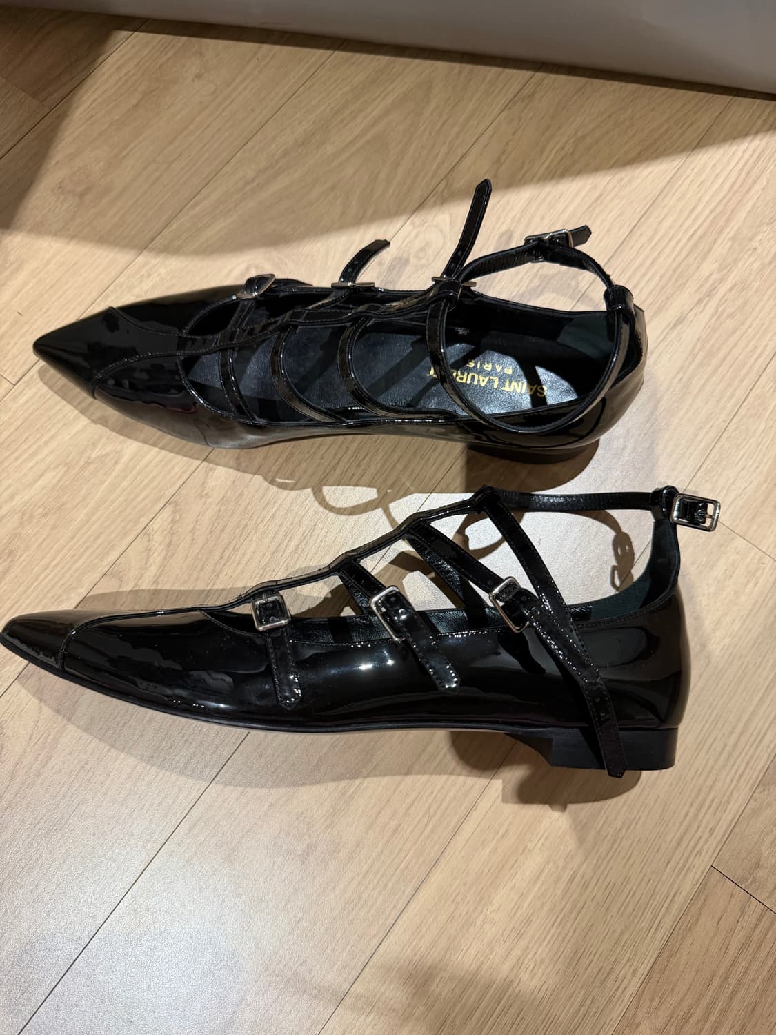 생로랑 블랙에나멜 스트랩 플랫 상품이미지5