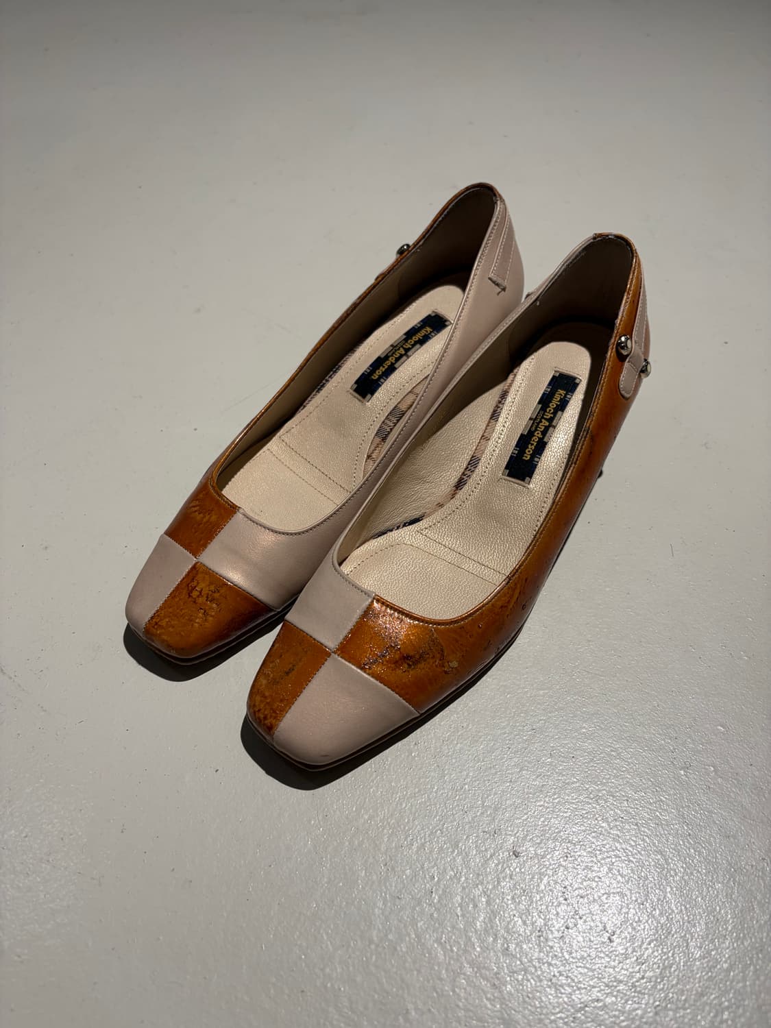 Kinloch Anderson 투톤 레더 펌프스 힐 240mm 상품이미지1