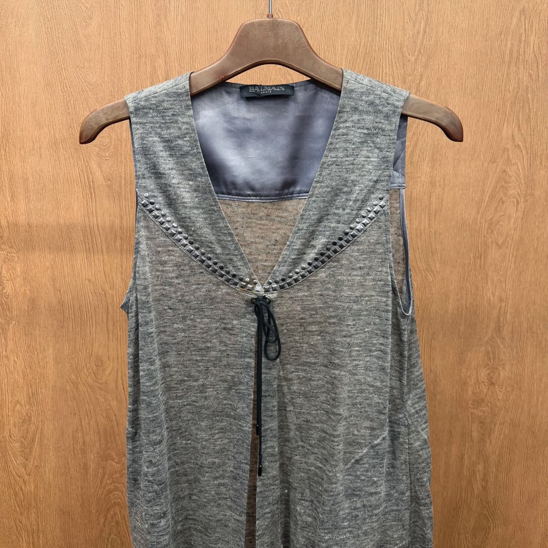 발망 슬리브리스 가디건 오픈형 스트랩 클로징 사이드 포켓 디테일 그레이 상품이미지4