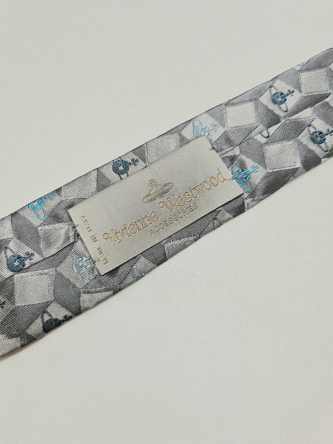 (새제품)비비안웨스트우드 실버 그레이 넥타이 상품이미지4