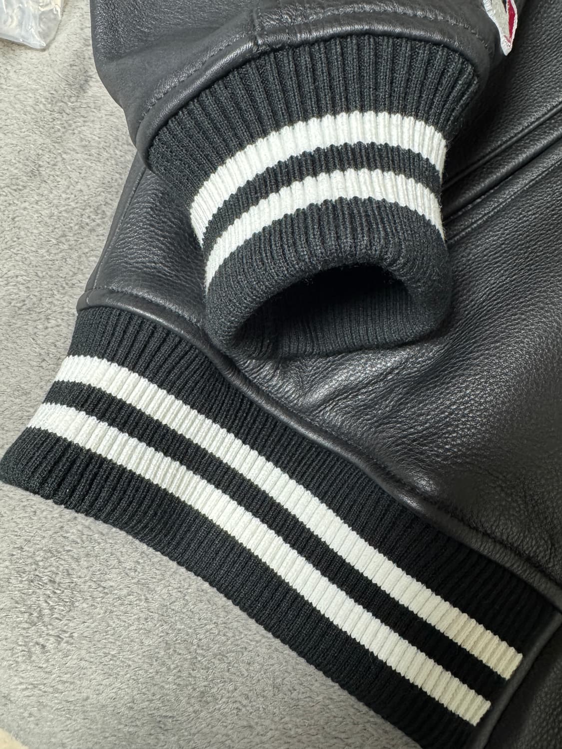 슈프림 뉴욕 양키스 레더 바시티 자켓 XL사이즈 판매합니다. 상품이미지6