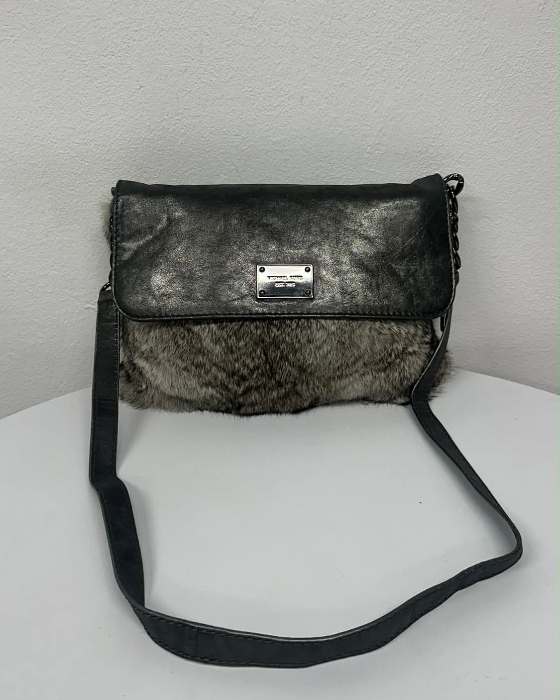 마이클코어스 y2k 토끼퍼 송치 체인 크로스바디 숄더백 상품이미지1