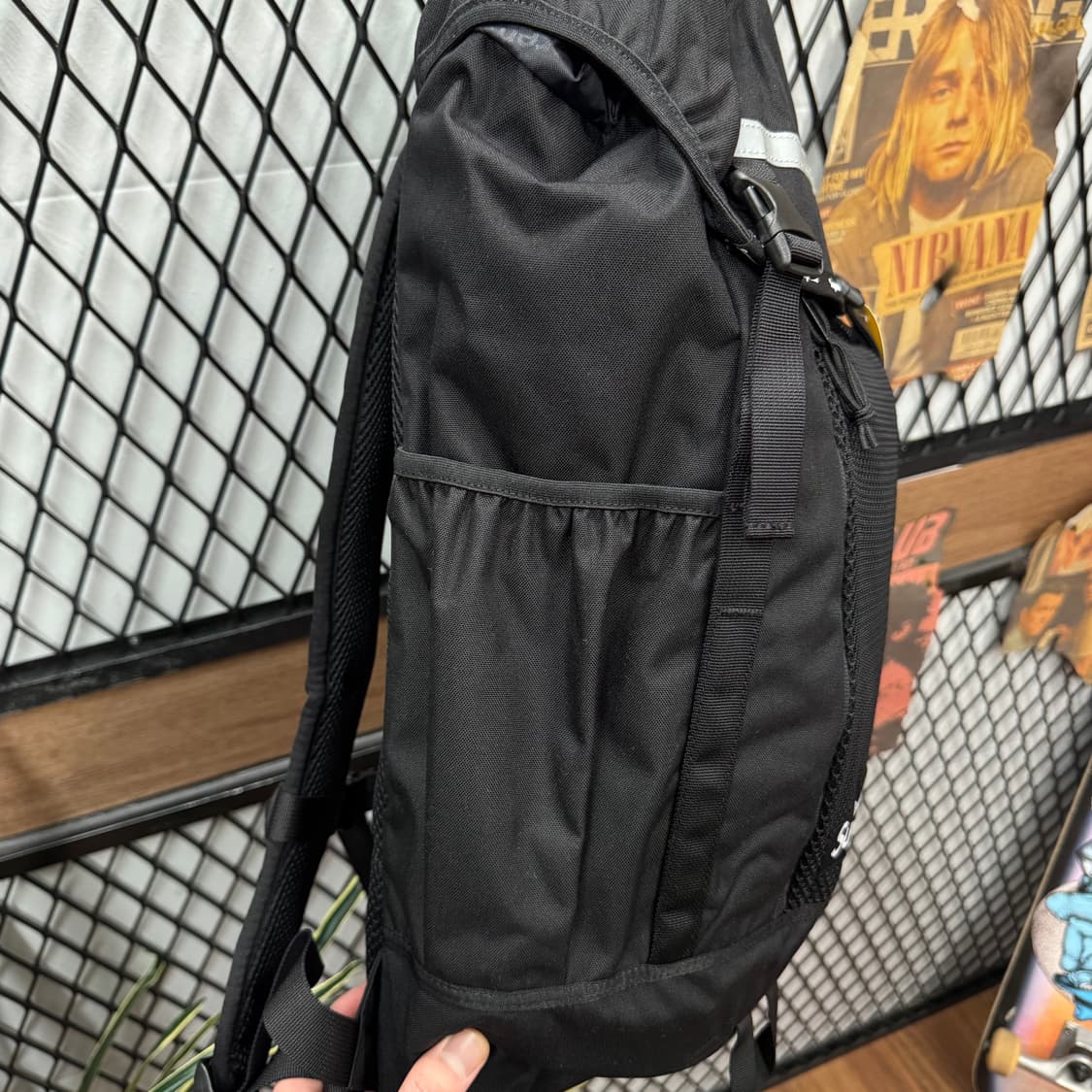 24F/W 슈프림 메쉬 백팩 전면 리플렉티브 디테일 블랙 상품이미지6