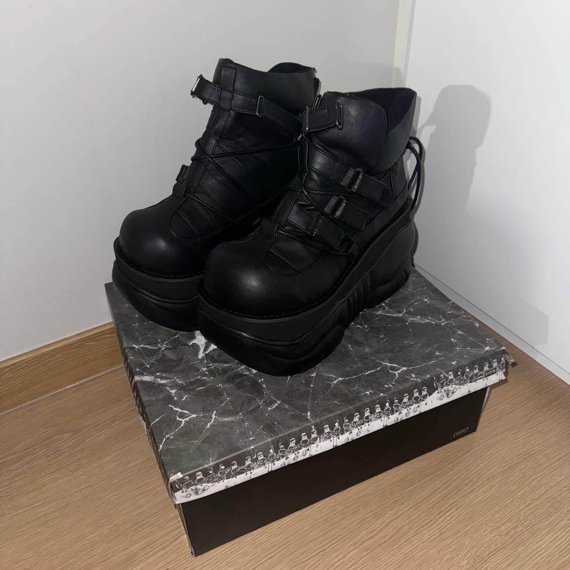 데모니아 박서 13 플랫폼 부츠 (9) 상품이미지2