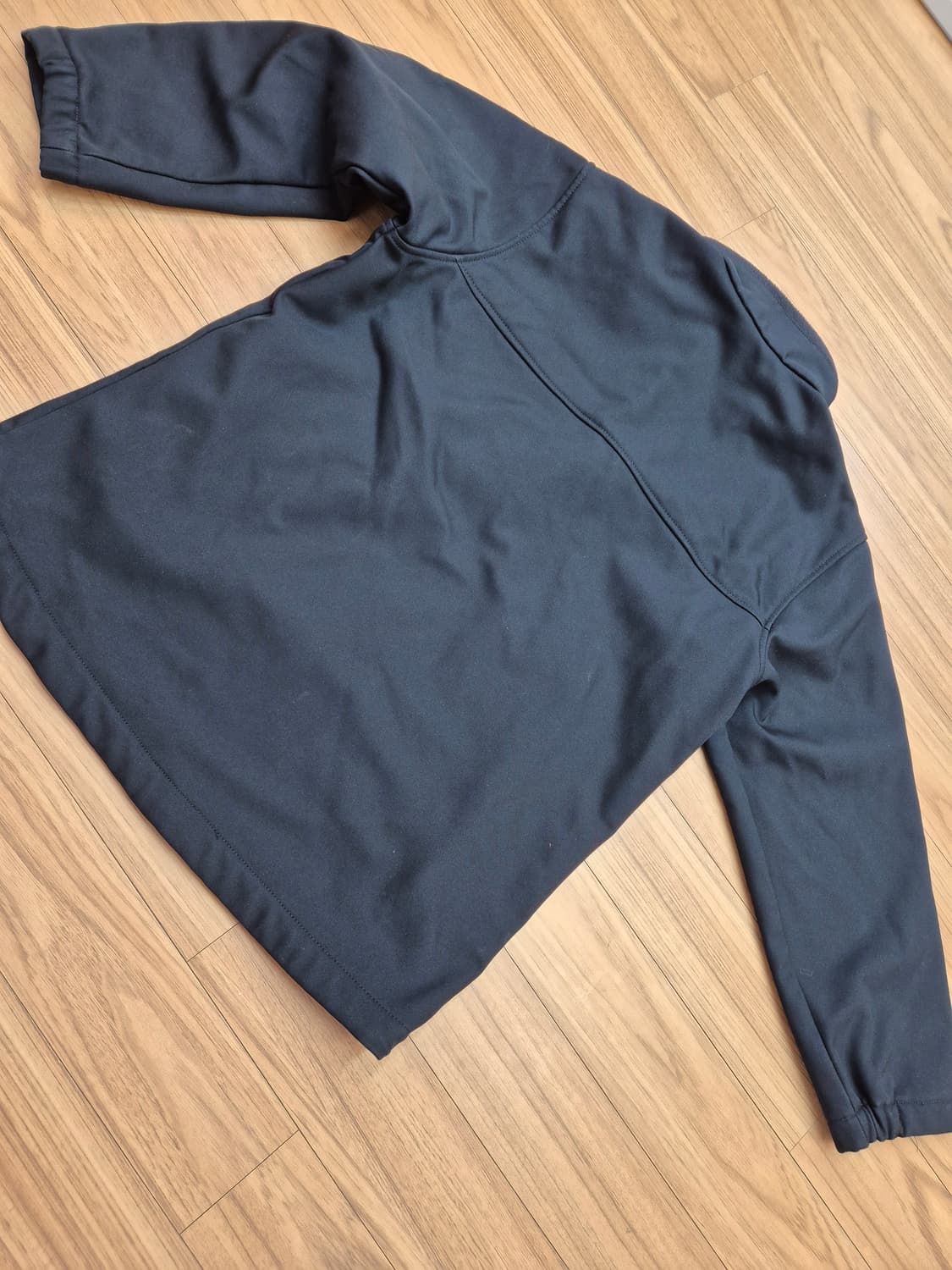 블랙 색상의 컬럼비아 등산 자켓 M사이즈입니다. 100% 폴리에스터 소재 상품이미지2