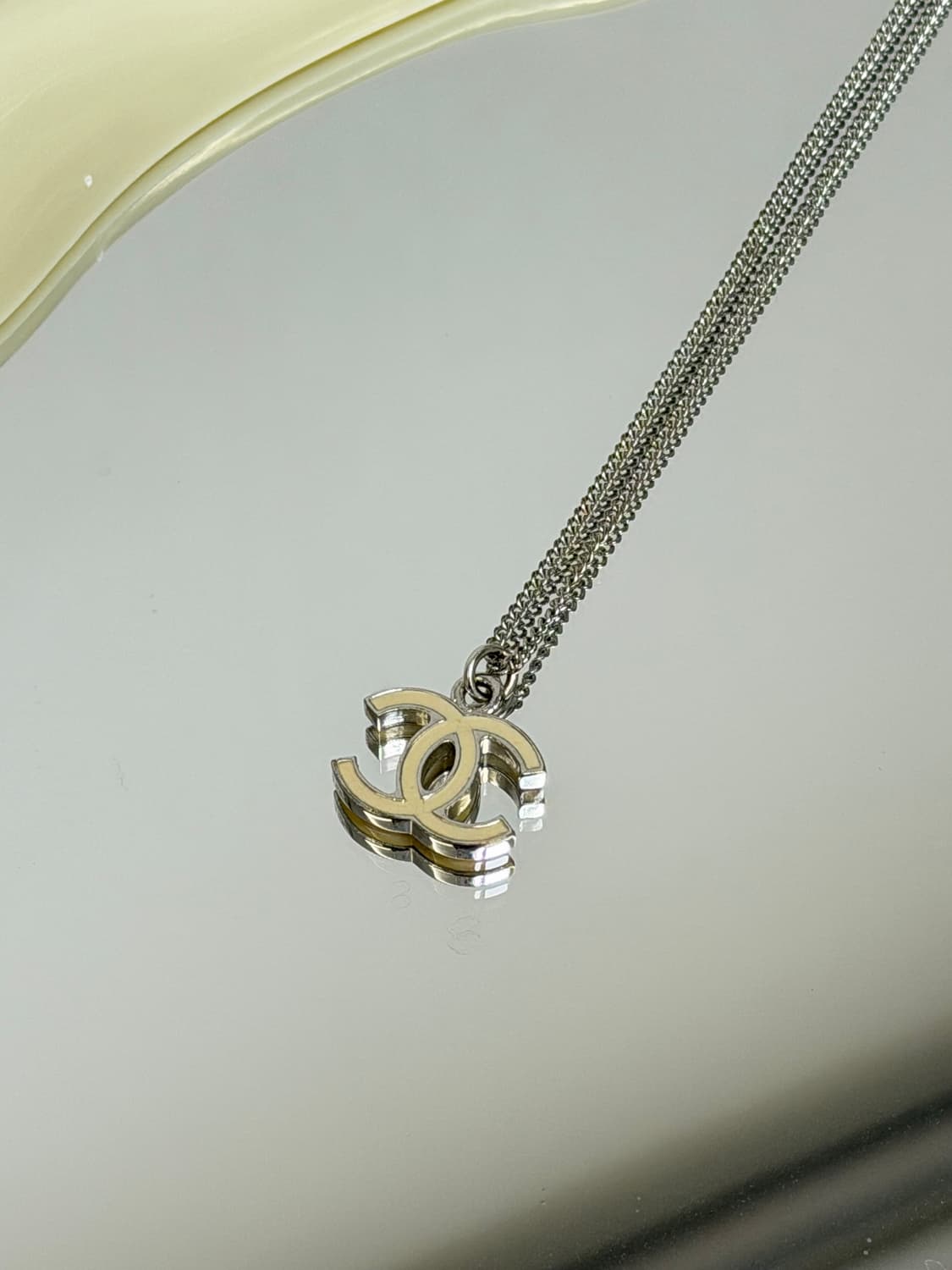 정품 샤넬 제니 CC 로고 실버 에폭시 목걸이 상품이미지2