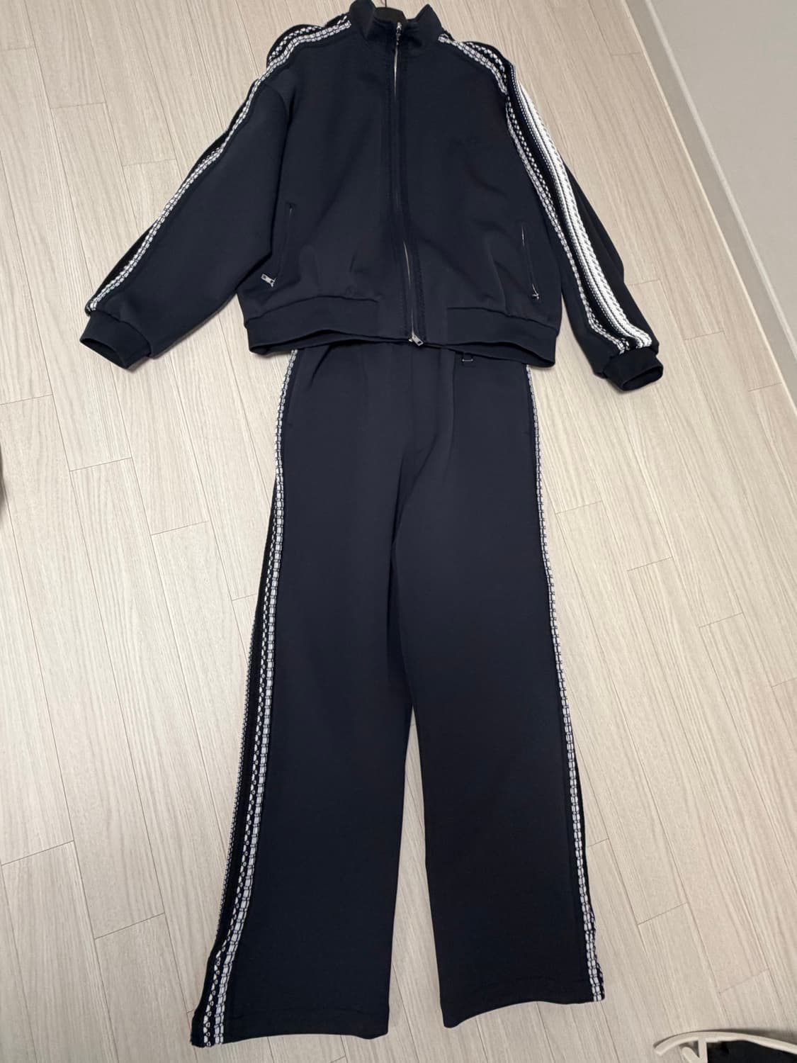 우영미 니트 디테일 트랙 셋업 네이비 상품이미지5