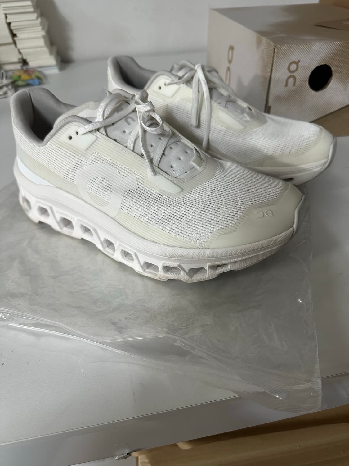 온러닝 클라우드몬스터 보이드 올화이트 275 사이즈 상품이미지2