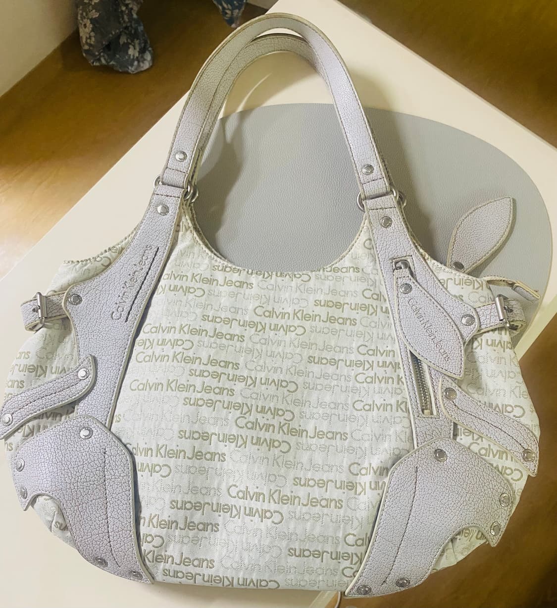 켈빈클라인 빅사이즈숄더백 (그레이앤화이트) 상품이미지1