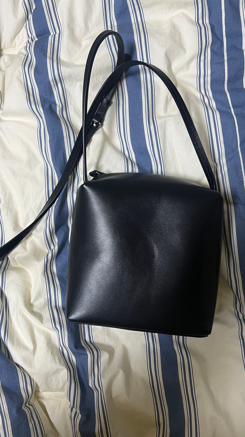 아모멘토 크로스바디 쿠보 백 블랙 cubo bag black 상품이미지4