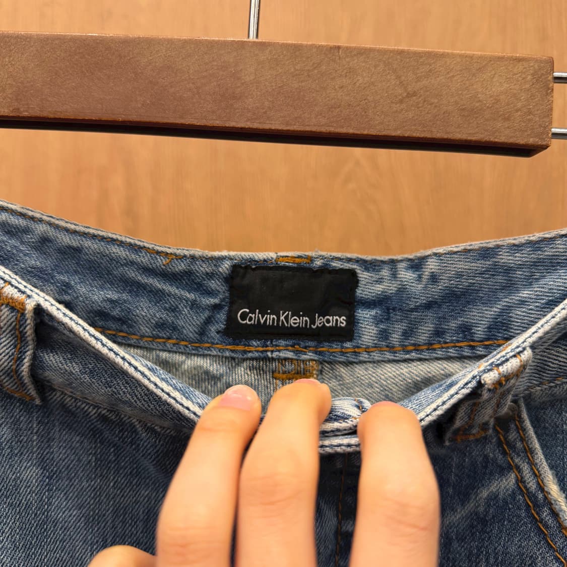 캘빈클라인 진스 데님 미디 스커트 백 슬릿 디테일 H라인 연청 상품이미지7