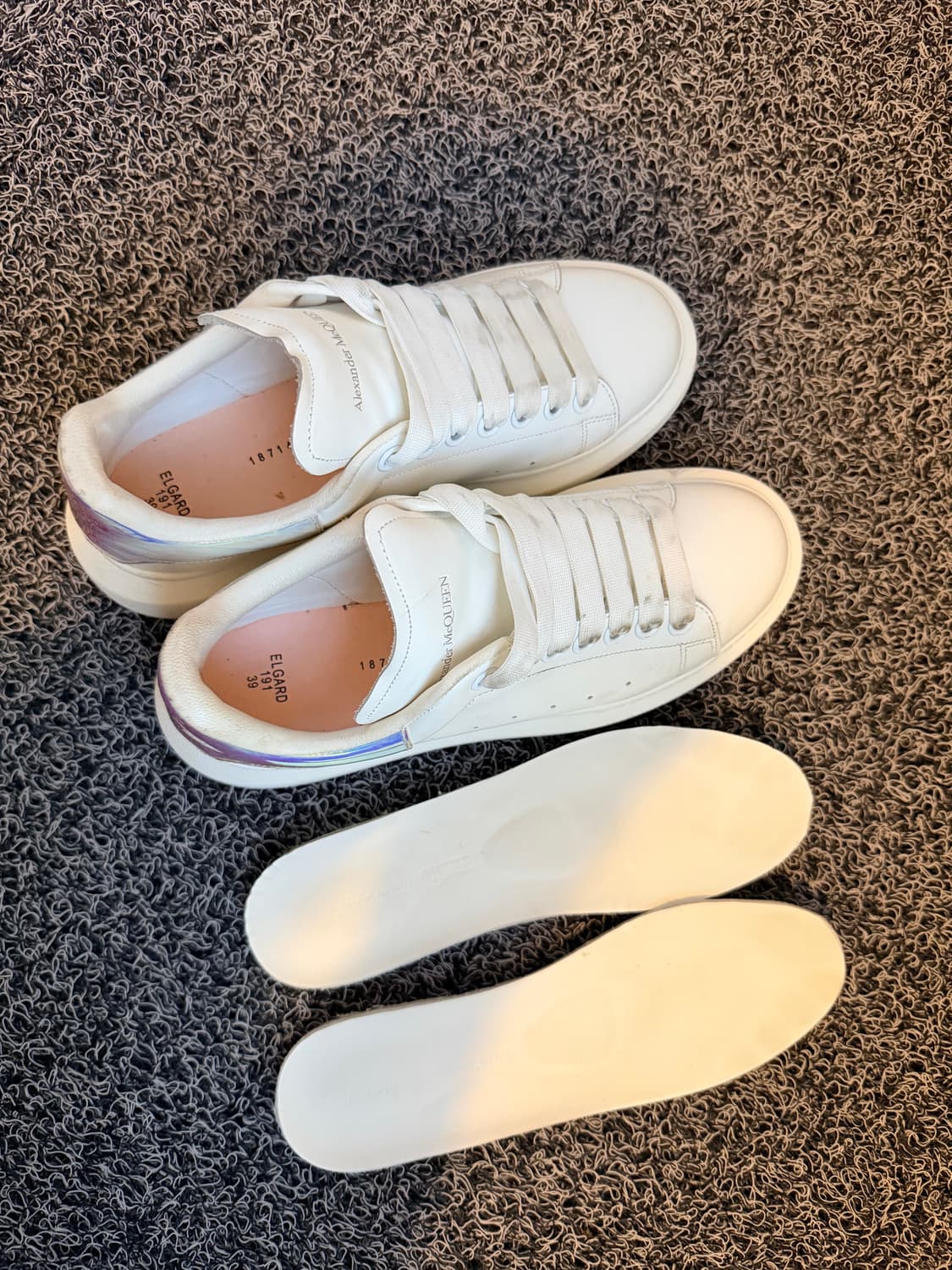 알렉산더 맥퀸 오버사이즈 스니커즈 - 홀로그램 탭 (39사이즈) 상품이미지5