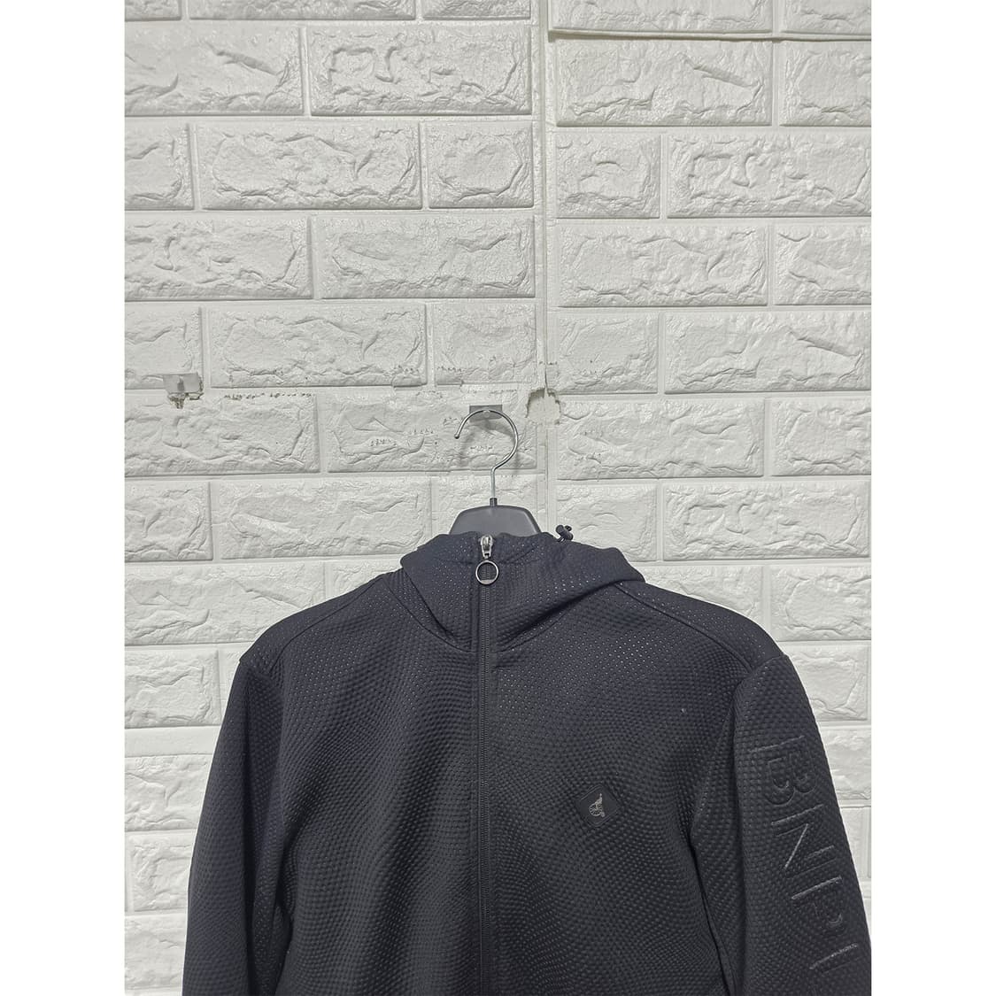 택포_ 빈폴 남성 엠보싱 후드 집업 095 블랙 상품이미지3