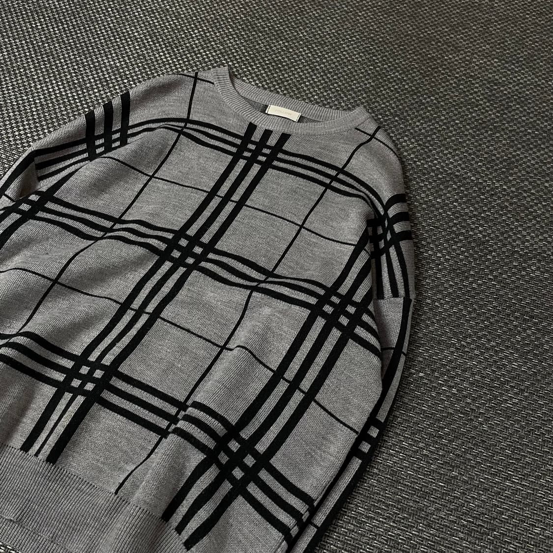 팔로우 그레이 체크 패턴 라운드넥 긴팔 니트 상품이미지5