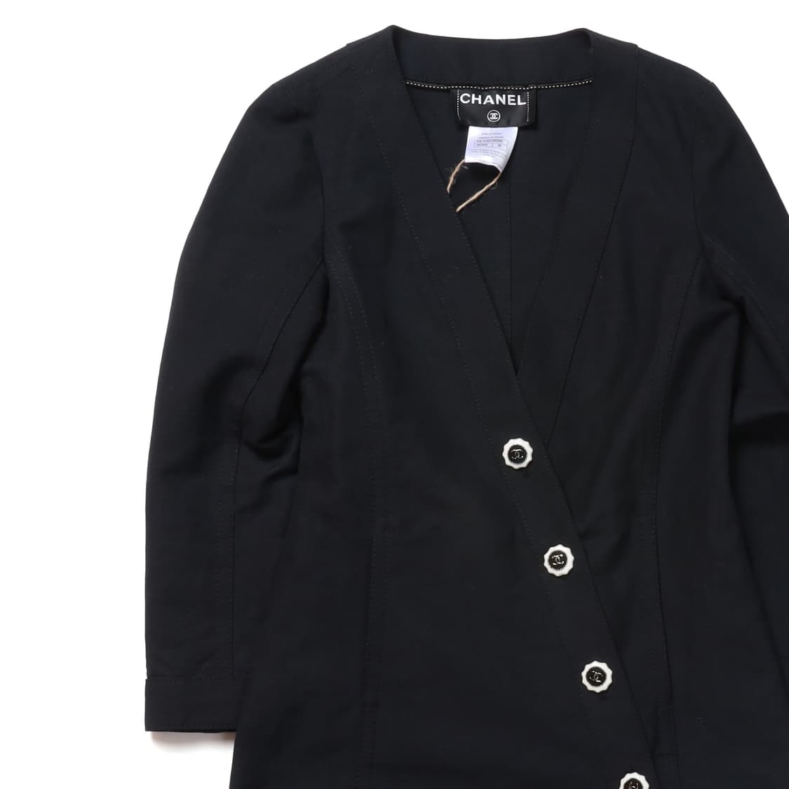 샤넬 Chanel Asymmetric Button Jacket

 상품이미지2