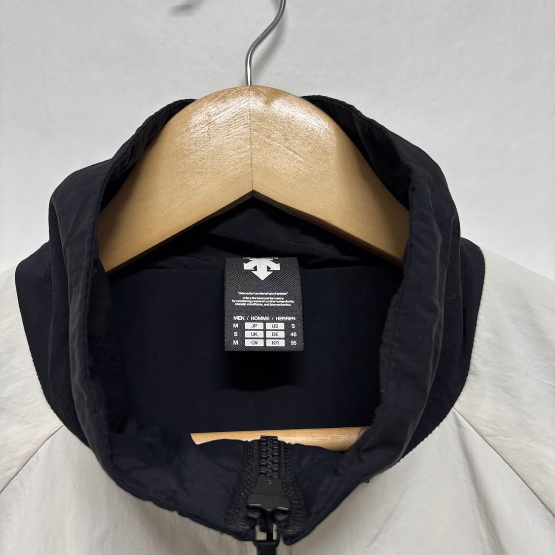 데상트 블랙/화이트 바람막이 상품이미지5