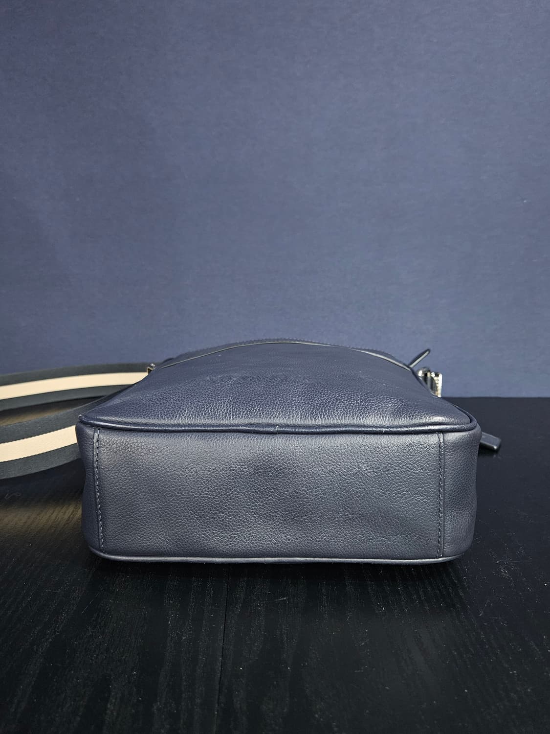 코치 네이비 남성 가죽 크로스백  상품이미지4