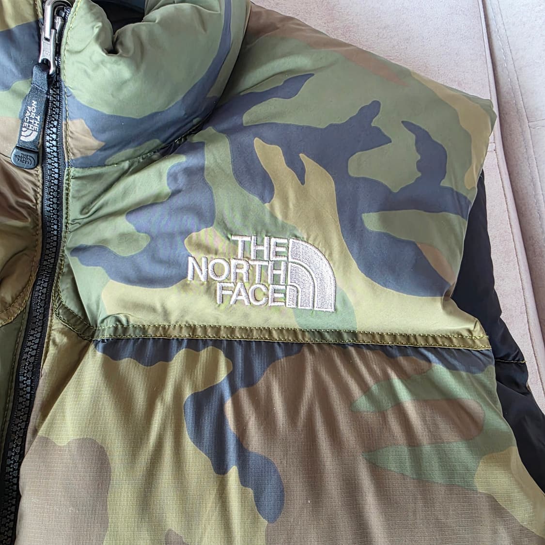 민트급 일본판 노스페이스 센터로고 700 눕시 패딩조끼 카모 XL 상품이미지4