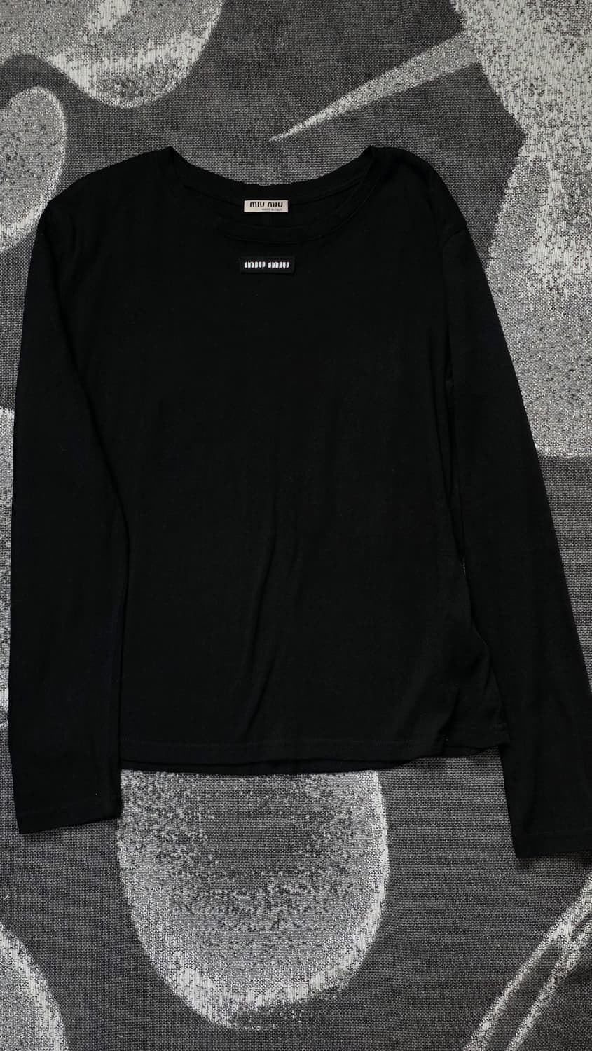 miumiu 미우미우 로고포인트 블랙 기본 라운드 긴팔티 상품이미지2