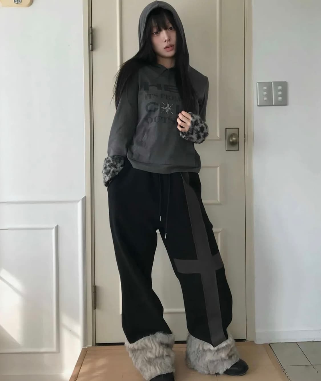 러브이즈트루 퍼 트레이닝 팬츠 블랙 상품이미지1