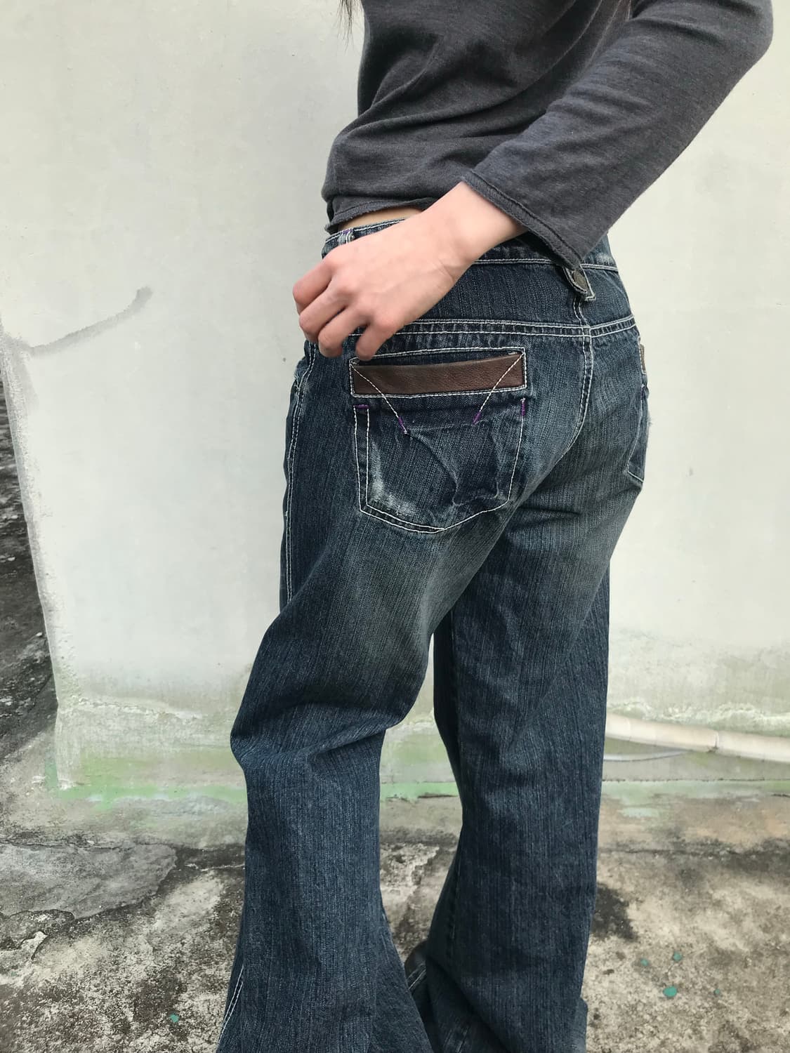 스티치 디테일 부츠컷 데님 팬츠 상품이미지2