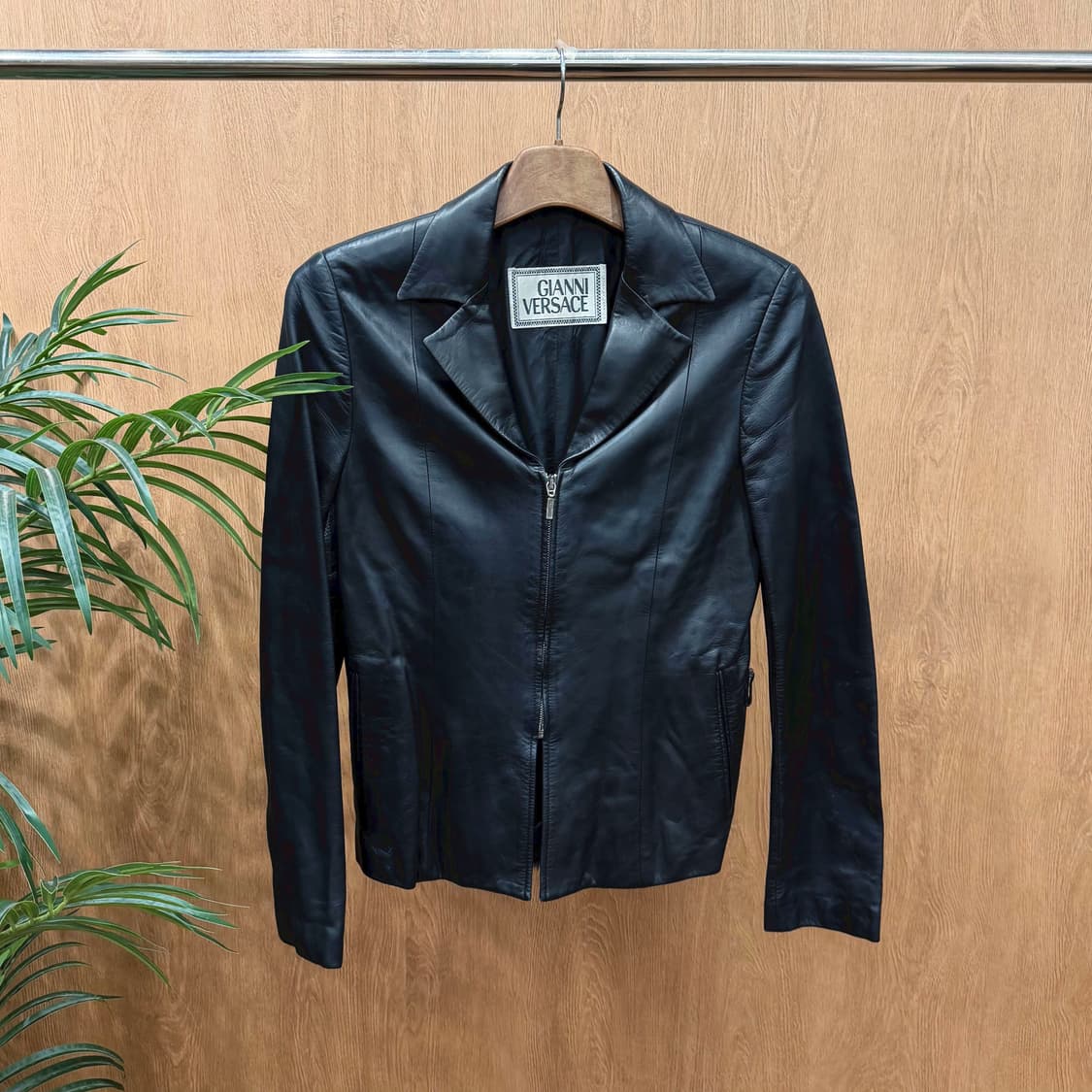 베르사체 슬림핏 레더 자켓 테일러드 카라 퍼 탈부착 포켓 디테일 블랙 상품이미지1