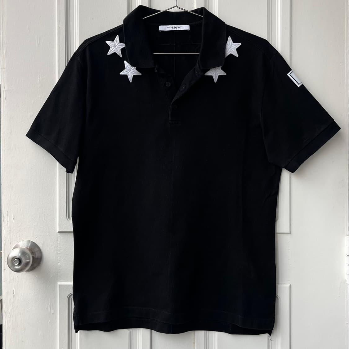 Givenchy 지방시 스타 패치 폴로 코르티스 건호 착용 상품이미지2