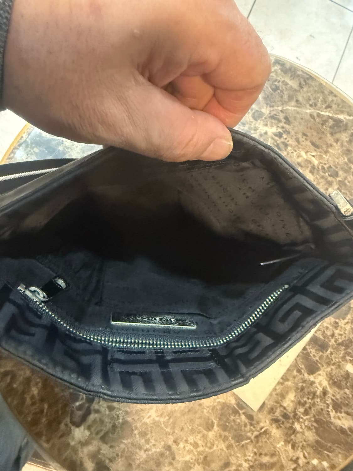 정품 지방시 로고 캔버스 크로스백 팝니다 상품이미지7